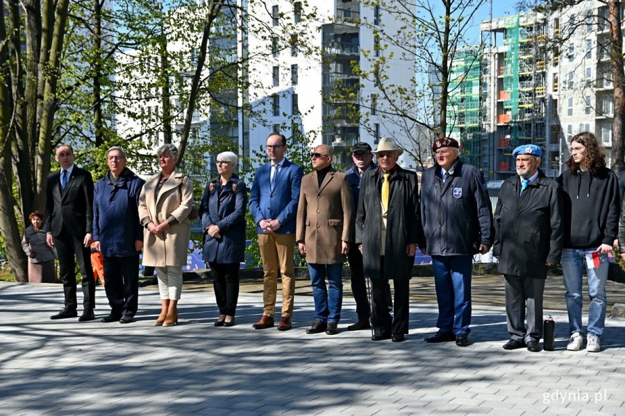 Gdyńskie obchody 78. rocznicy zakończenia II wojny światowej. Od lewej: Grzegorz Kuleta - dyrektor biura senatora Sławomira Rybickiego, radni Zenon Roda i Elżbieta Raczyńska, Joanna Zielińska - przewodnicząca Rady Miasta Gdyni, Jakub Ubych - wiceprzewodniczący Rady Miasta Gdyni i Radosław Maślak - przewodniczący Rady Dzielnicy Redłowo, a także inni uczestnicy uroczystości na Cmentarzu Wojennym w Redłowie // fot. Magdalena Czernek