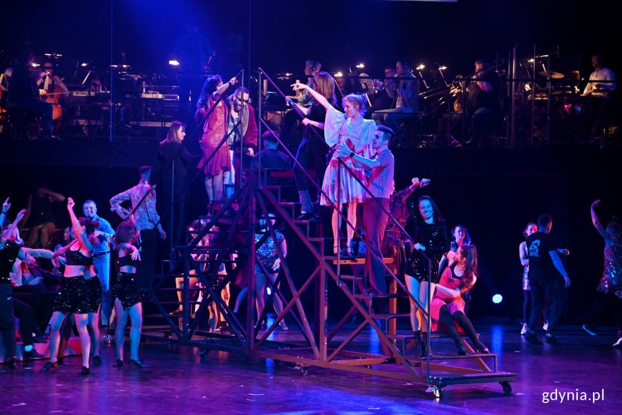 Zdjęcie z próby „Koncertu Sylwestrowego” w Teatrze Muzycznym w Gdyni. Scena zbiorowa // fot. Magdalena Czernek