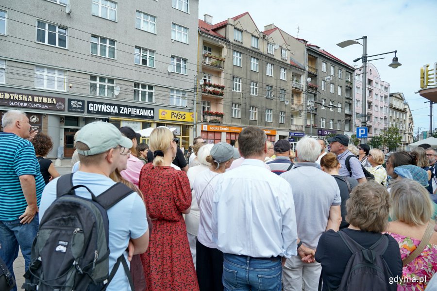 Przewodnik Jarosław Kaczmarczyk wraz z uczestnikami spaceru architektonicznego szlakiem modernizmu przed kamienicą Jana Radtkego