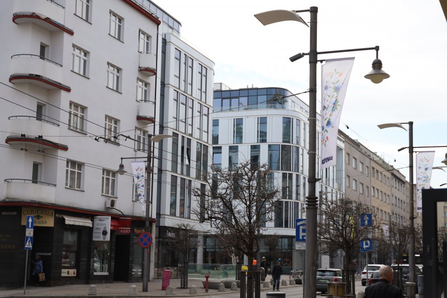 Na ulicy Świętojańskiej zawisły flagi w kaszubskich barwach i z motywem kaszubskiego haftu z okazji Dnia Jedności Kaszub&oacute;w 