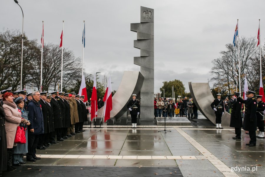 Główne uroczystości z okazji Święta Niepodległości odbyły się przed pomnikiem Polski Morskiej // fot. Karol Stańczak