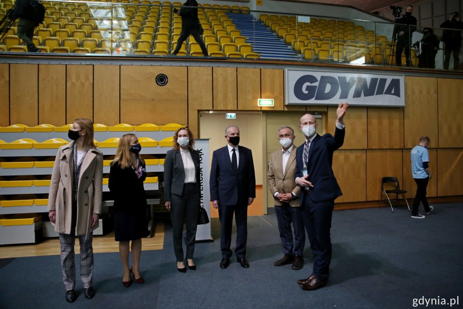 Na zdjęciu: prezydent Wojciech Szczurek, wiceprezydent Bartosz Bartoszewicz, wojewoda pomorski Dariusz Drelich, Agnieszka Kapała-Sokalska, członkini Zarządu Województwa Pomorskiego, Jolanta Sobierańska-Grenda, prezes zarządu Szpitali Pomorskich. // fot. Przemysław Kozłowski