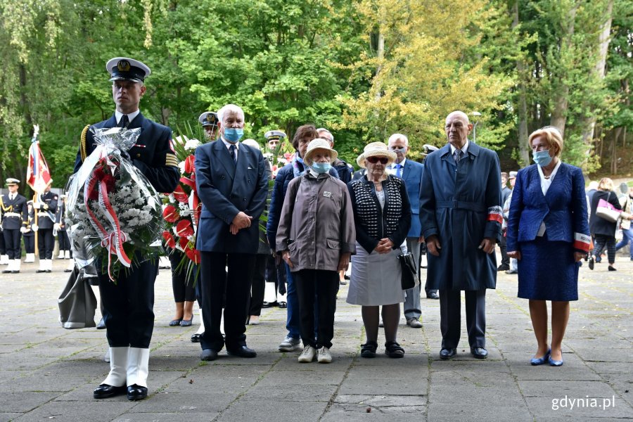 Przedstawiciele stowarzyszenia Gdyńska Rodzina Katyńska składają kwiaty pod pomnikiem Ofiar Katynia na Cmentarzu Wojennym w Gdyni, podczas uroczystości 80. rocznicy zbrodni katyńskiej // fot. Magdalena Czernek