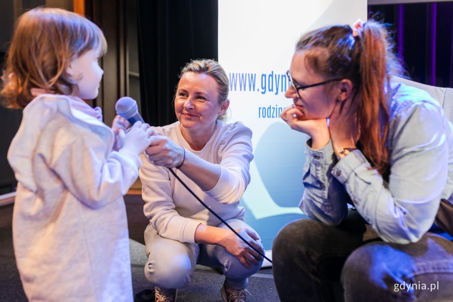 Jedno z wydarzeń zorganizowanych w ramach Festiwalu Literatury Dziecięcej „Koci Łapci”. Beata Nawrocka - dyrektor Gdyńskiego Centrum Kultury (w środku) podaje mikrofon jednej z małych uczestniczek // fot. Karol Stańczak