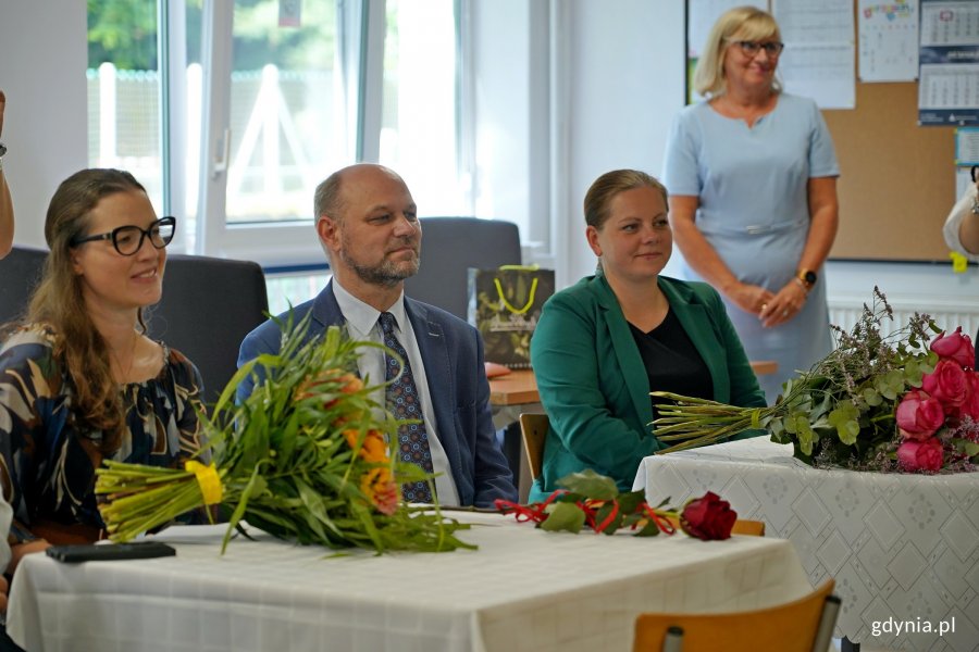 Od prawej: prezydent Gdyni Aleksandra Kosiorek, wiceprzewodniczący Rady Miasta Gdyni Ireneusz Trojanowicz i posłanka Wioleta Tomczak podczas uroczystości z okazji 101. urodzin Krystyny Cembrzyńskiej-Piłat 