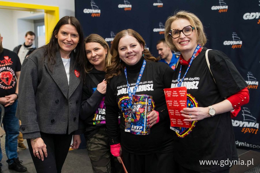 W Przystani Chylońska 237 na gości czekało wiele atrakcji, w tym licytacja z udziałem prezydent Gdyni, Aleksandrą Kosiorek. Na zdjęciu r&oacute;wnież, wiceprzewodnicząca RM Mariola Śrubarczyk-Cichowska, radne Monika Strzałkowska i Agnieszka Tokarska