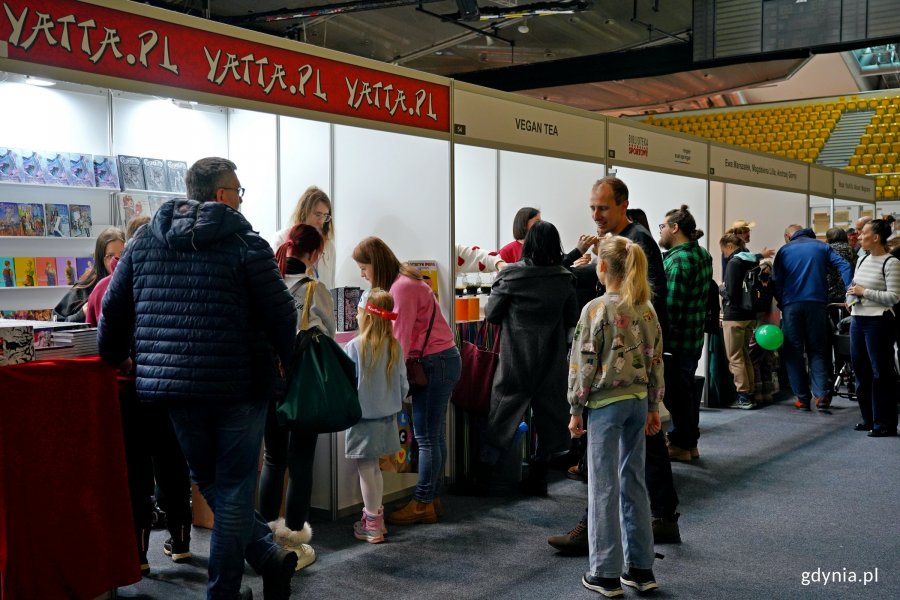 Uczestnicy Targ&oacute;w Książki w Gdyni odwiedzający stoiska wydawc&oacute;w 