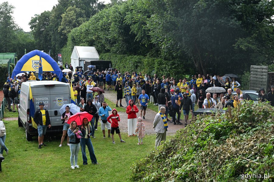 XII Spotkanie Międzypokoleniowe kibiców Arki Gdynia na słynnej „Górce” przy ulicy Ejsmonda - kibice uczestniczący w wydarzeniu (fot. Michał Puszczewicz)