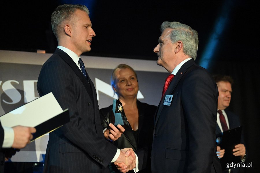 Sławomir Kalicki odbiera nagrodę indywidualną z rąk wiceministra infrastruktury Arkadiusza Marchewki