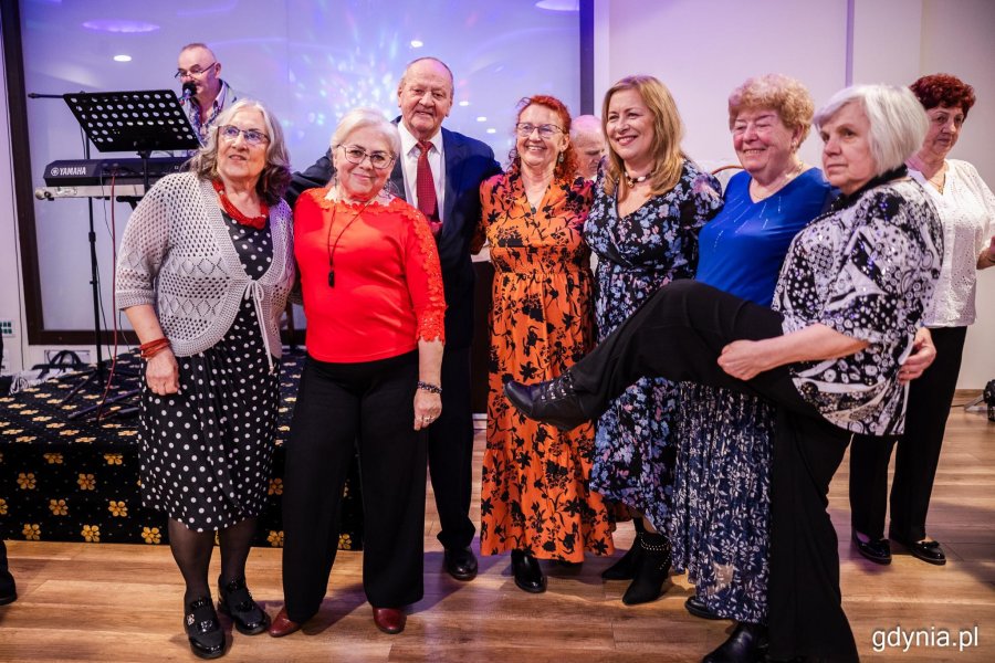 Seniorzy pozują do zdjęcia