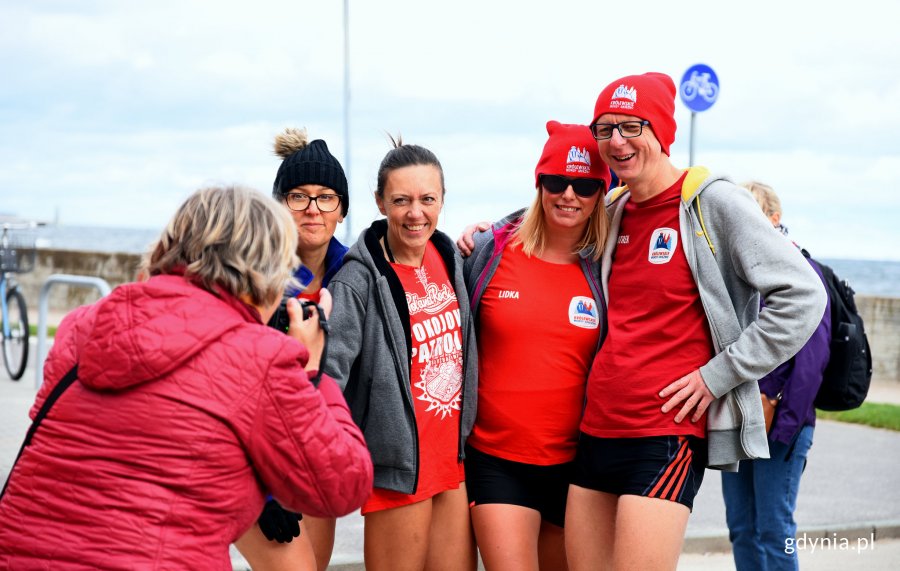 Początek sezonu na morsowanie na gdyńskiej plaży, fot. Kamil Złoch