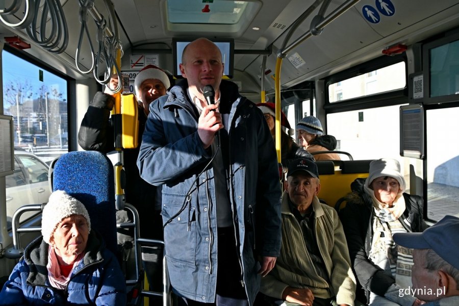 Wiceprezydent Gdyni Bartosz Bartoszewicz podczas spotkania z mieszkańcami DPS-u w czasie ich wycieczki autobusowej po Gdyni. Za nim: Marcin Wołek - wiceprzewodniczący Rady Miasta Gdyni