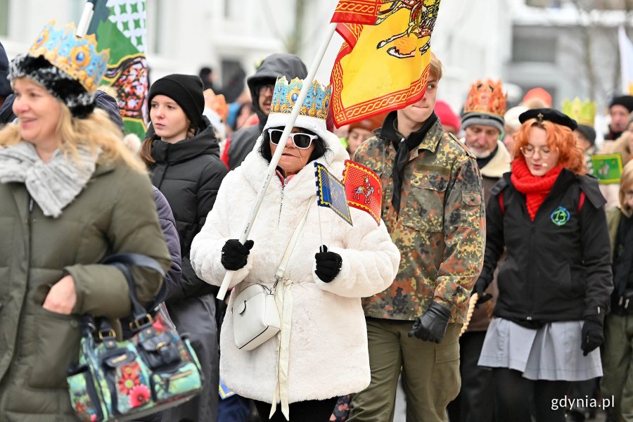 Uczestnicy orszaku przemierzający ulice Gdyni 