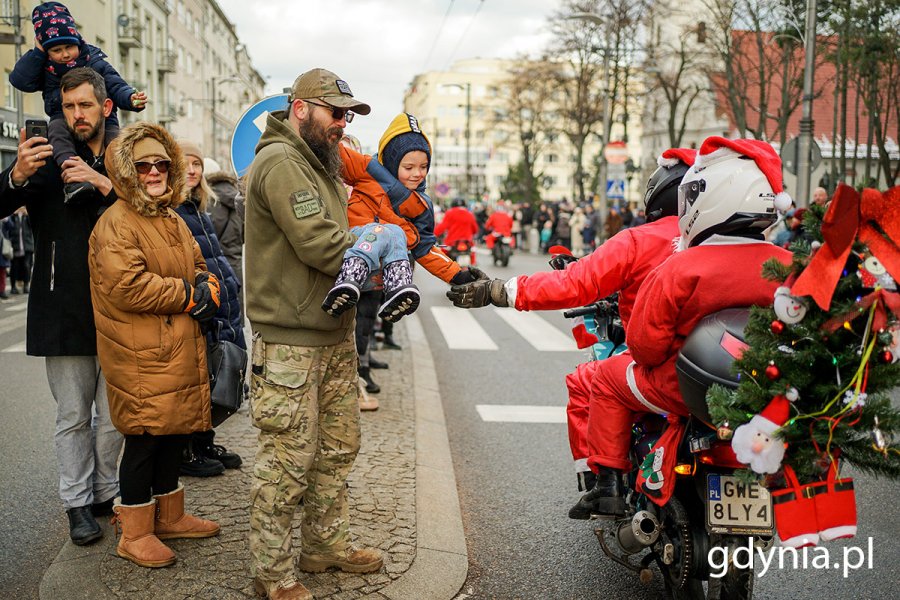 Barwny korowód mikołajowy na ulicach Gdyni. Fot. Mirosław Pieślak