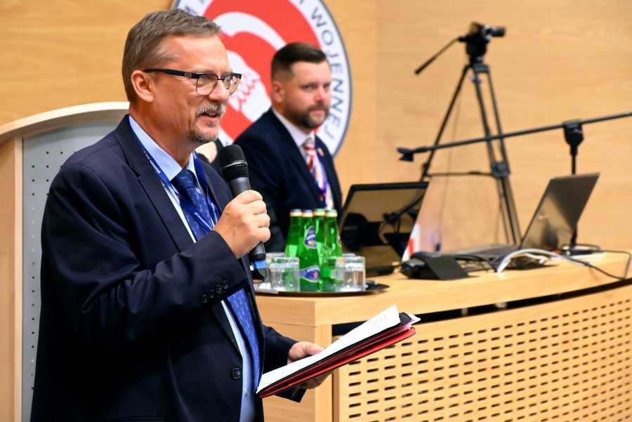 Na pierwszym planie: Tomasz Miegoń, dyrektor Muzeum Marynarki Wojennej, podczas otwarcia konferencji „Wojna i morze  - od średniowiecza po współczesność” // fot. Magdalena Czernek