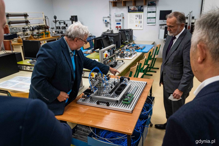 Prezydent Gdyni Wojciech Szczurek i wiceprezydent Bartosz Bartoszewicz podziwiają nowe pracownie w Zespole Szkół Chłodniczych i Elektronicznych // fot. Kamil Złoch