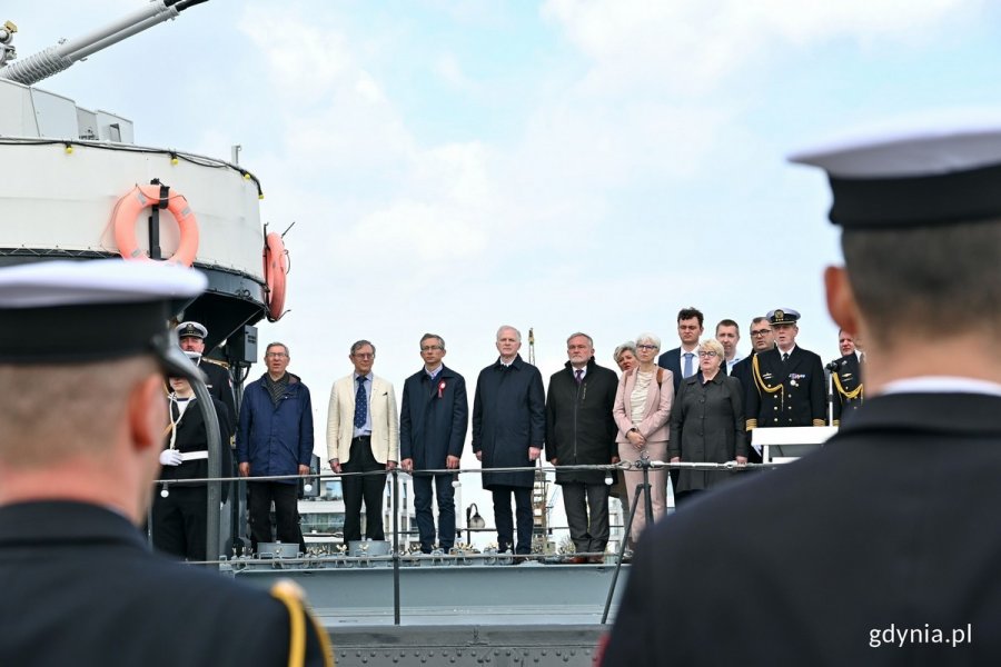 W uroczystościach z okazji Dnia Flagi RP wzięli udział m.in.: posłowie Henryka Krzywonos-Strycharska i Marek Rutka, senator Sławomir Rybicki, Wojciech Szczurek - prezydent Gdyni, Joanna Zielińska - przewodnicząca Rady Miasta Gdyni, radni Gdyni Elżbieta Raczyńska i Zenon Roda oraz przedstawiciele Marynarki Wojennej // fot. Magdalena Czernek