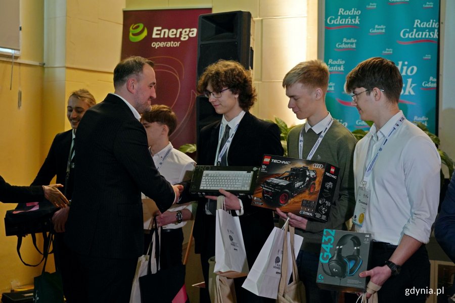Wiceprezydent Gdyni Tomasz Augustyniak gratulujący laureatom XLIX Og&oacute;lnopolskiej Olimpiady Wiedzy Elektrycznej i Elektronicznej 