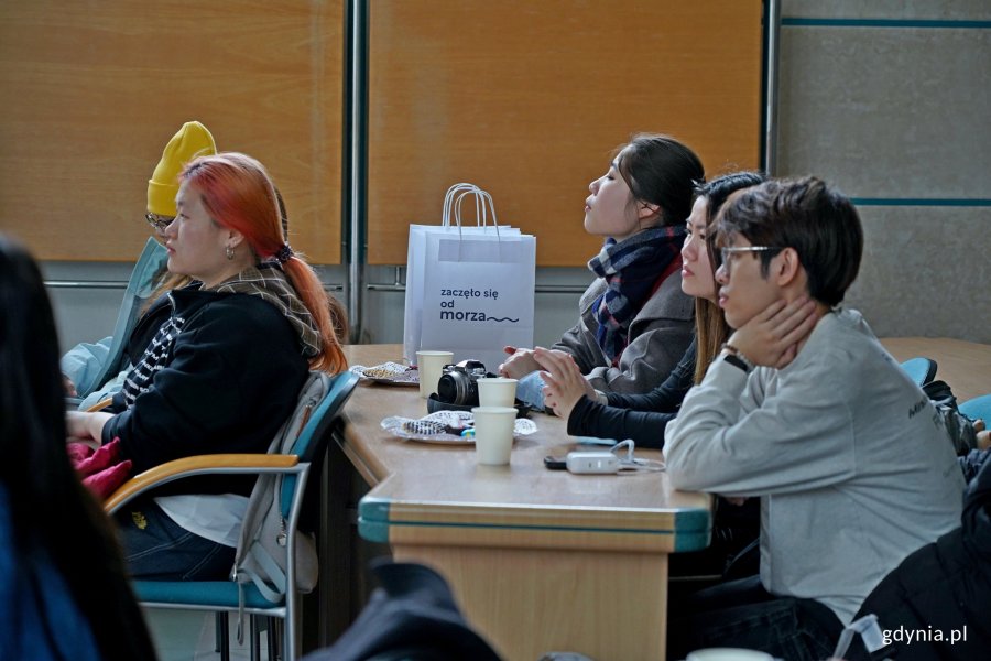 Studentki i studenci z The Bartlett School of Architecture podczas spotkania w Urzędzie Miasta Gdyni 