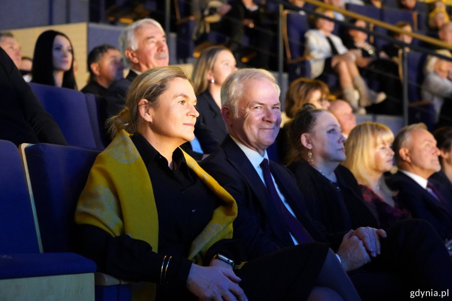 Od lewej siedzą m.in.: ministra edukacji Barbara Nowacka i senator Sławomir Rybicki na widowni Teatru Muzycznego