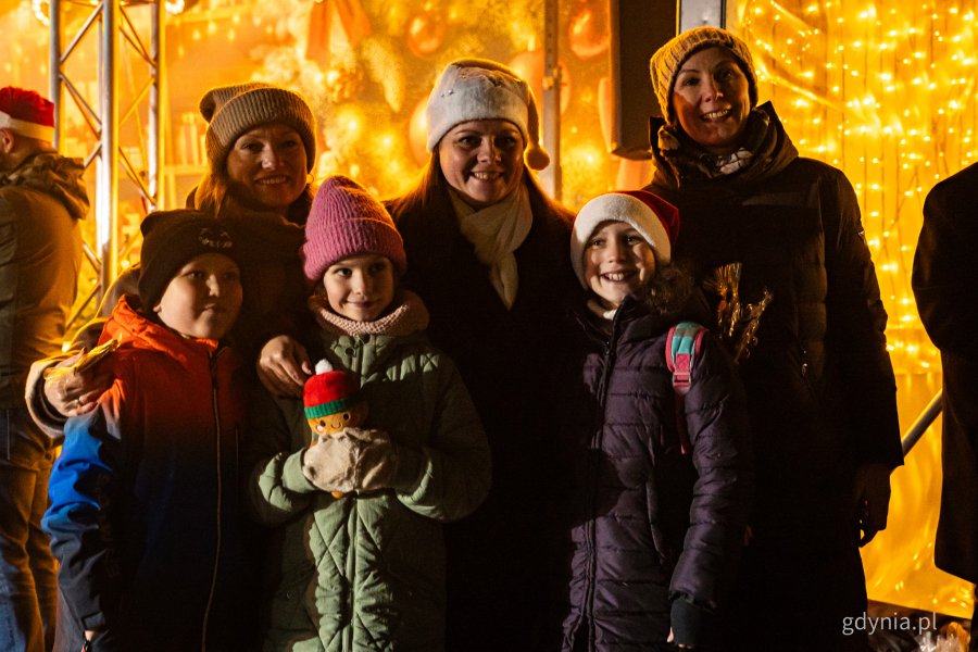 Prezydent Gdyni Aleksandra Kosiorek wykonuje pamiątkowe zdjęcie z mieszkańcami. Gdyńskie mikołajki w muszli koncertowej na placu Grunwaldzkim (fot. Kamil Złoch)
