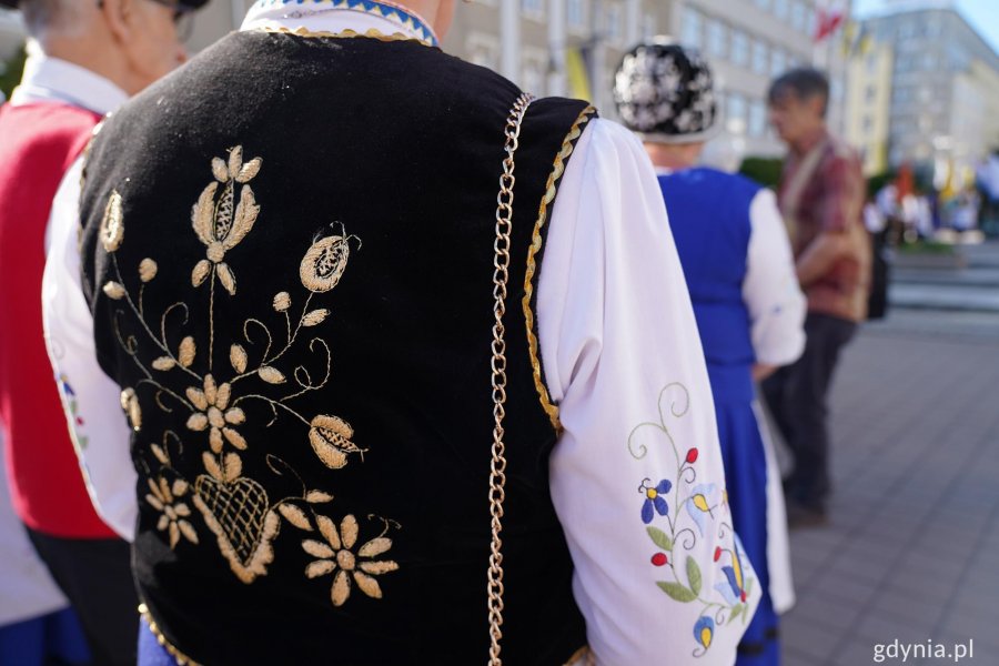 na zdjęciu mieszkańcy w kaszubskich strojach