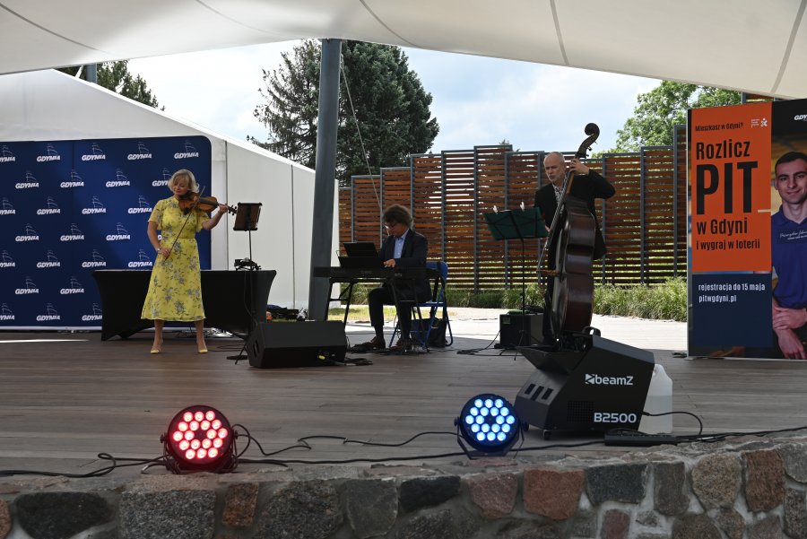 Na scenie amfiteatru grał zespół Swing Violin Trio. Fot. Magdalena Śliżewska