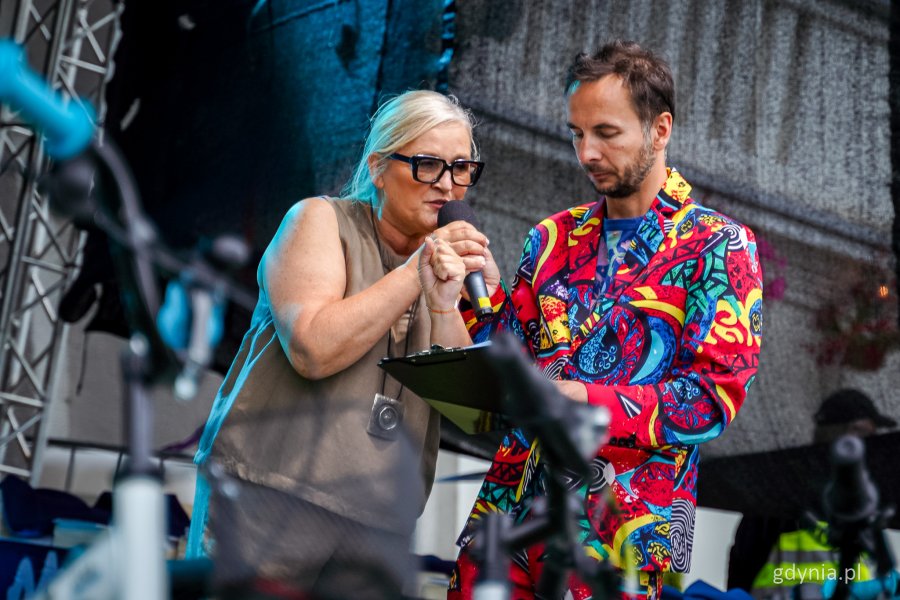 Dyrektor Młodzieżowego Domu Kultury w Gdyni Elżbieta Cupiał i prowadzący Szymon Jachimek na scenie (fot. Kamil Złoch)