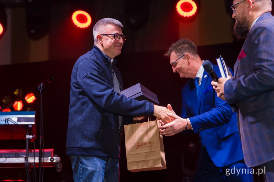 Gala finałowa X edycji Przeglądu Teatrów Amatorskich „Kurtyna” w gdyńskim Małym Kacku. Wręczenie jednej z nagród „Kurtyna dla przyjaciół” dla ks. Mariusza Lacha (fot. Paweł Budziński)