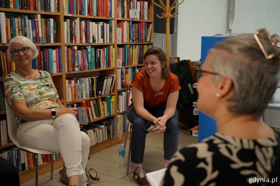 Radna Joanna Zielińska, Ida Bocian i Magda Latuch na spotkaniu w Bibliotece Działki Leśne