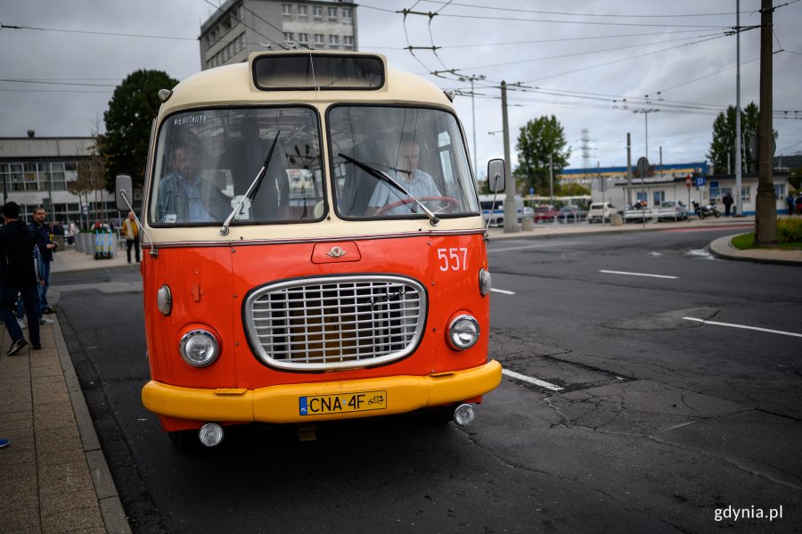 Parada autobusów i trolejbusów // fot. Dawid Linkowski