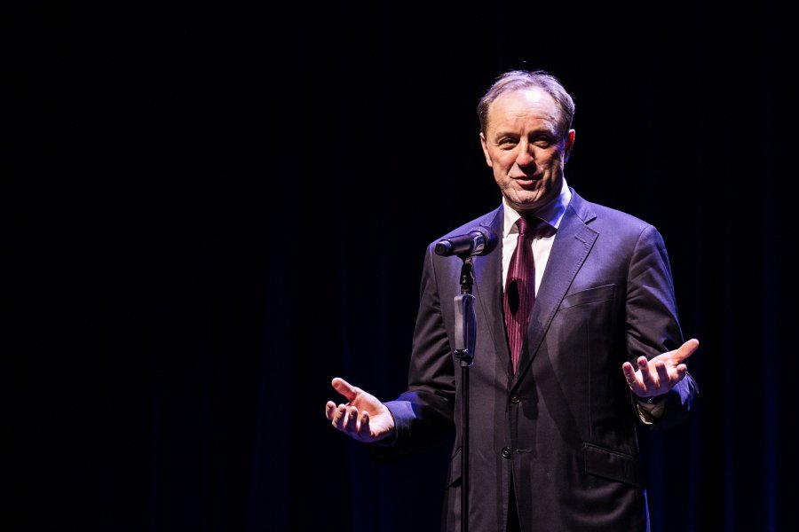 Przy mikrofonie Mieczysław Struk, marszałek wojew&oacute;dztwa pomorskiego