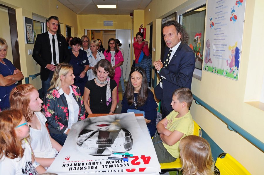 Wiceprezydent Gdyni Katarzyna Gruszecka-Spychała oraz gwiazdy kina odwiedziły dzieci w gdyńskim szpitalu, fot. Michał Kowalski