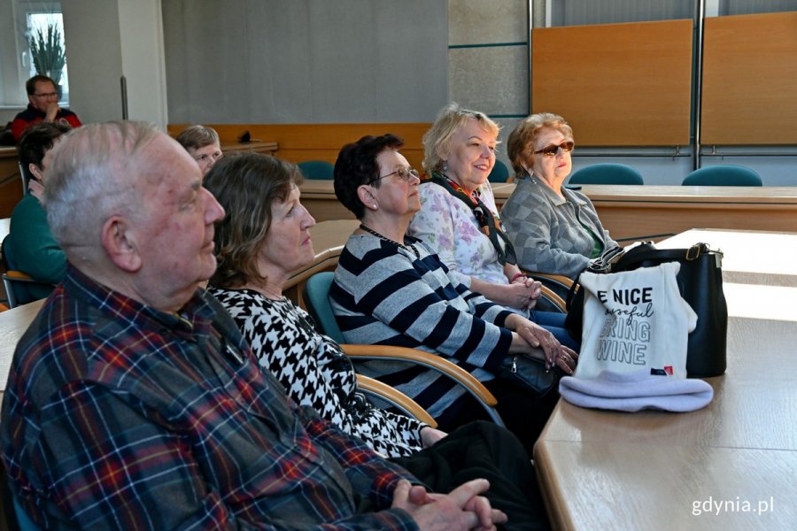 Seniorzy z Centrum Aktywności Seniora podczas spotkania z samorządowcami w Urzędzie Miasta Gdyni 