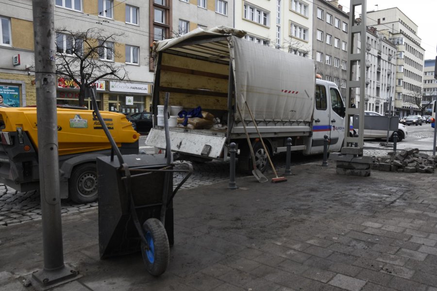 Zabytkowy bruk jak nowy // fot. Kamil Złoch