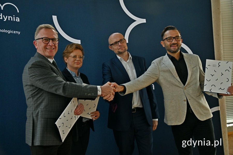 Od prawej: Piotr Langowski z firmy Gazuno, wiceprezydent Gdyni Bartłomiej Austen, Anna Borkowska – dyrektorka PPNT Gdynia i Wojciech Folejewski – prezes zarządu OPEC po podpisaniu listu intencyjnego
