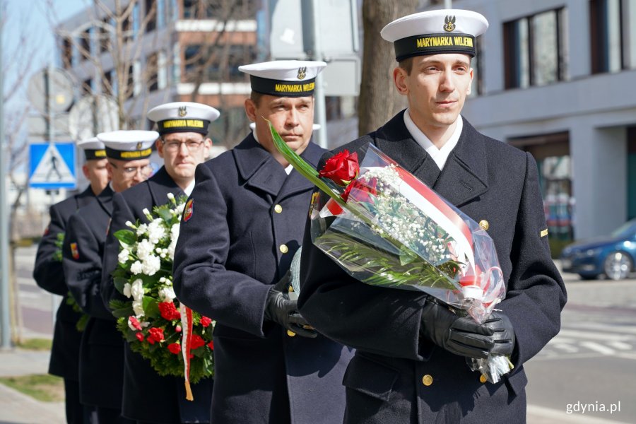 Marynarze z wieńcami w rękach przy ul. Waszyngtona podczas uroczystości z okazji Dnia Pamięci Ofiar Zbrodni Katyńskiej 