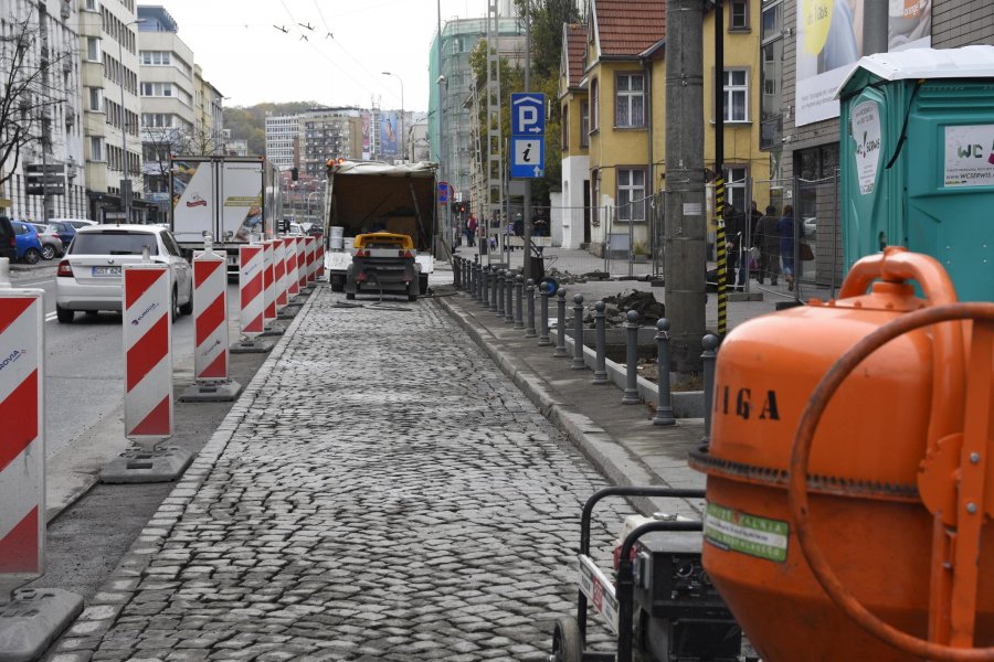 Zabytkowy bruk jak nowy // fot. Kamil Złoch
