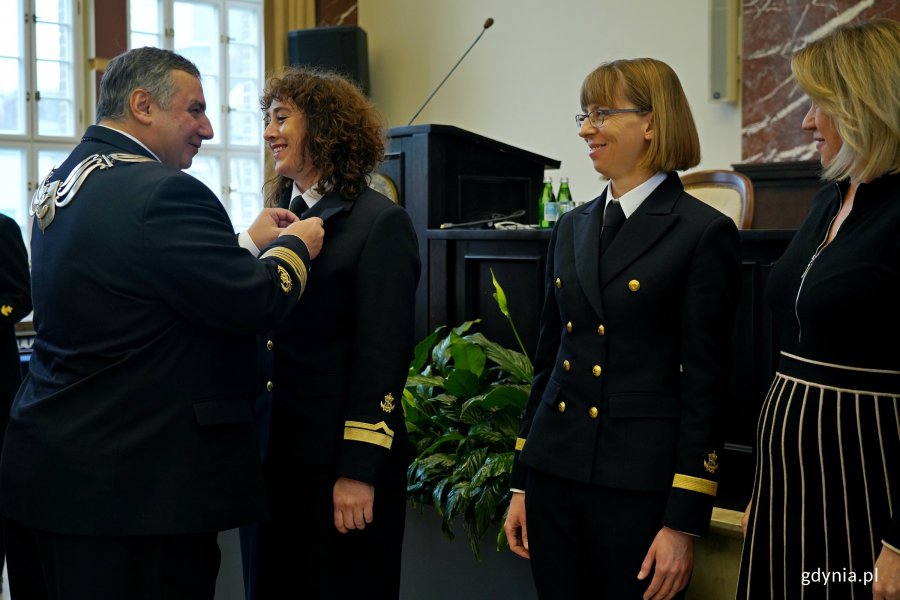 Prof. dr hab. inż. kpt. ż. w. Adam Weintrit, rektor Uniwersytetu Morskiego, odznaczający pracowników Medalem Edukacji Narodowej