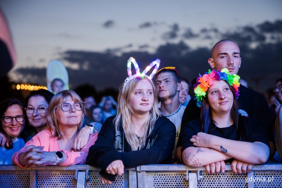 Ludzie na koncercie na plaży