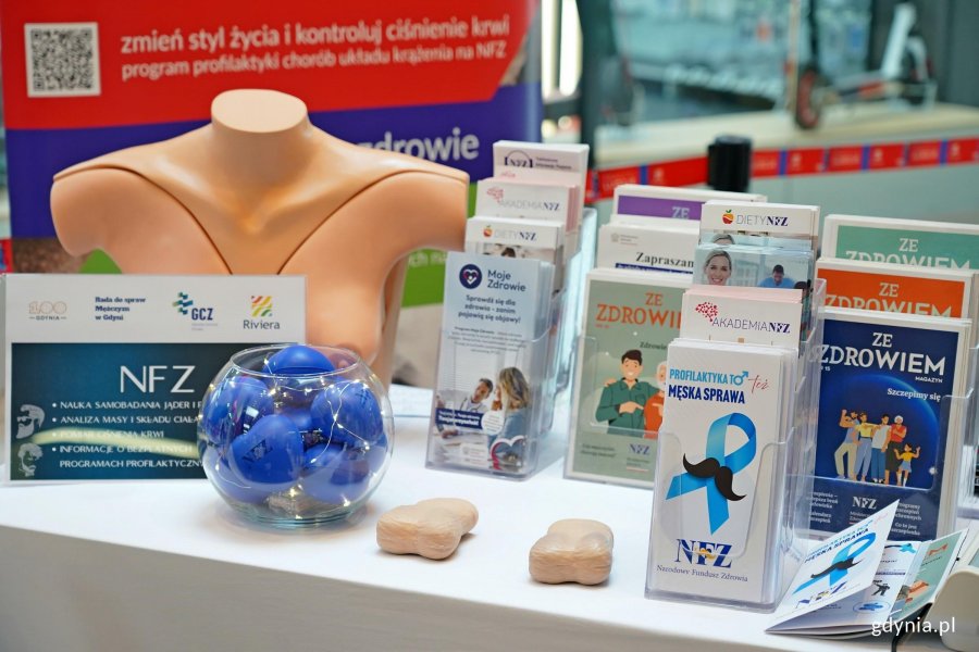 Fantomy do samobadania jąder oraz ulotki informacyjne na jednym ze stoisk 