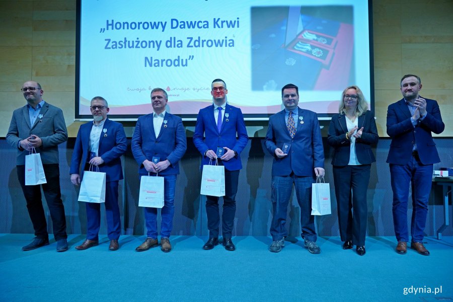 Odznaczeni honorowi dawcy krwi z Gdyni wraz z wiceprezydentem Tomaszem Augustyniakiem i dr hab. Marleną Robakowską &ndash; dyrektor Regionalnego Centrum Krwiodawstwa i Krwiolecznictwa w Gdańsku podczas gali (fot. Magdalena Czernek)