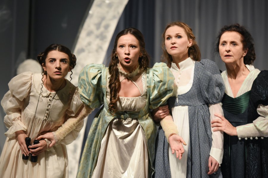 Siostry Dashwood z matką. Zdjęcie z próby medialnej "Rozważnej i romantycznej" w Teatrze Miejskim w Gdyni // fot. Roman Jocher