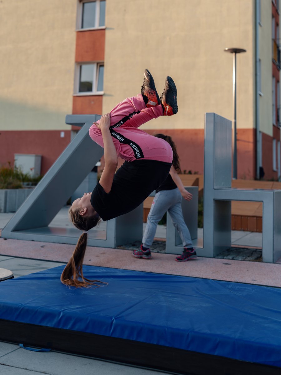 Trening parkour na osiedlu ZOH // fot. Dawid Linkowski