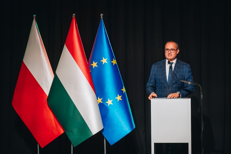 Wicewojewoda pomorski Emil Rojek podczas spotkania w Europejskim Centrum Solidarności z okazji 70. rocznicy wybuchu powstania węgierskiego
