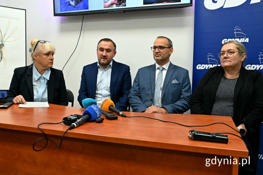 W otwarciu nowego budynku biurowo-administracyjnego w „Ciapkowie” wzięli udział (od lewej): Ewa Gebert – prezes Ogólnopolskiego Towarzystwa Ochrony Zwierząt OTOZ Animals, wiceprezydent Gdyni Tomasz Augustyniak, wicewojewoda pomorski Emil Rojek i Katarzyna Kownacka - kierownik schroniska OTOZ Animals „Ciapkowo” w Gdyni