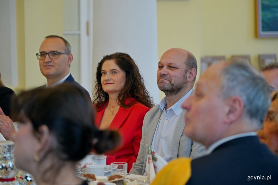 Od lewej: wicewojewoda pomorski Emil Rojek, posłanka Dorota Arciszewska-Mielewczyk i Ireneusz Trojanowicz &ndash; wiceprzewodniczący Rady Miasta Gdyni podczas spotkania świątecznego kombatant&oacute;w i os&oacute;b represjonowanych