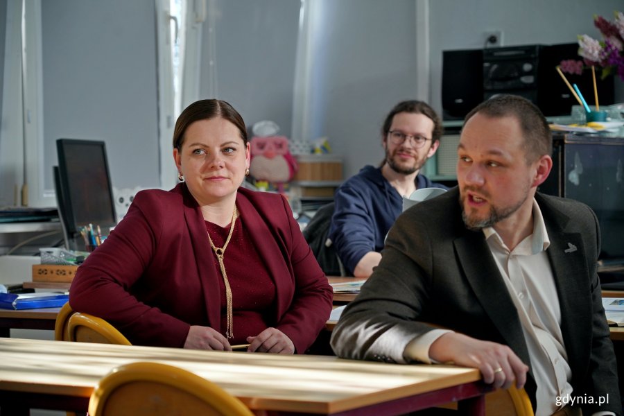 Od lewej: prezydent Gdyni Aleksandra Kosiorek, Jędrzej Szerle &ndash; przewodniczący Rady Dzielnicy Śr&oacute;dmieście oraz Paweł Studziński - naczelnik Wydziału Inwestycji Urzędu Miasta Gdyni podczas sesji Rady Dzielnicy Śr&oacute;dmieście