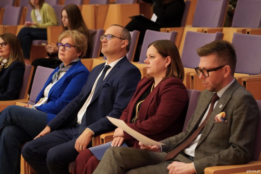 Na zdjęciu (od prawej): Michał Glaser, prezes zarządu OMGGS, prezydent Gdyni Aleksandra Kosiorek, wicewojewoda pomorski Emil Rojek i radna Gdyni Teresa Bysewska