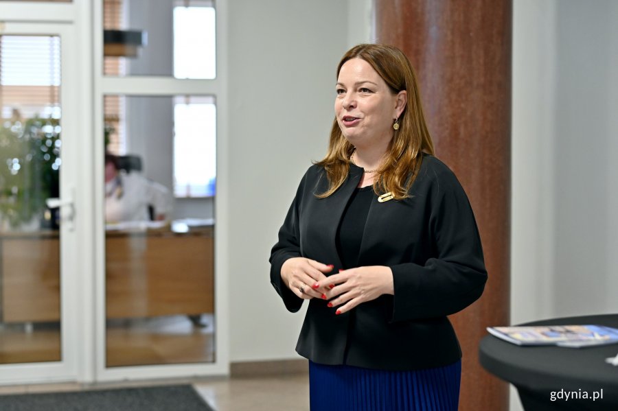 Wiceprezydentka Gdyni Oktawia Gorzeńska przemawiająca podczas wernisażu wystawy &bdquo;Gdynia Miasto Modernizmu&rdquo; w Galerii Ratusz na pierwszym piętrze gł&oacute;wnego budynku Urzędu Miasta Gdyni 